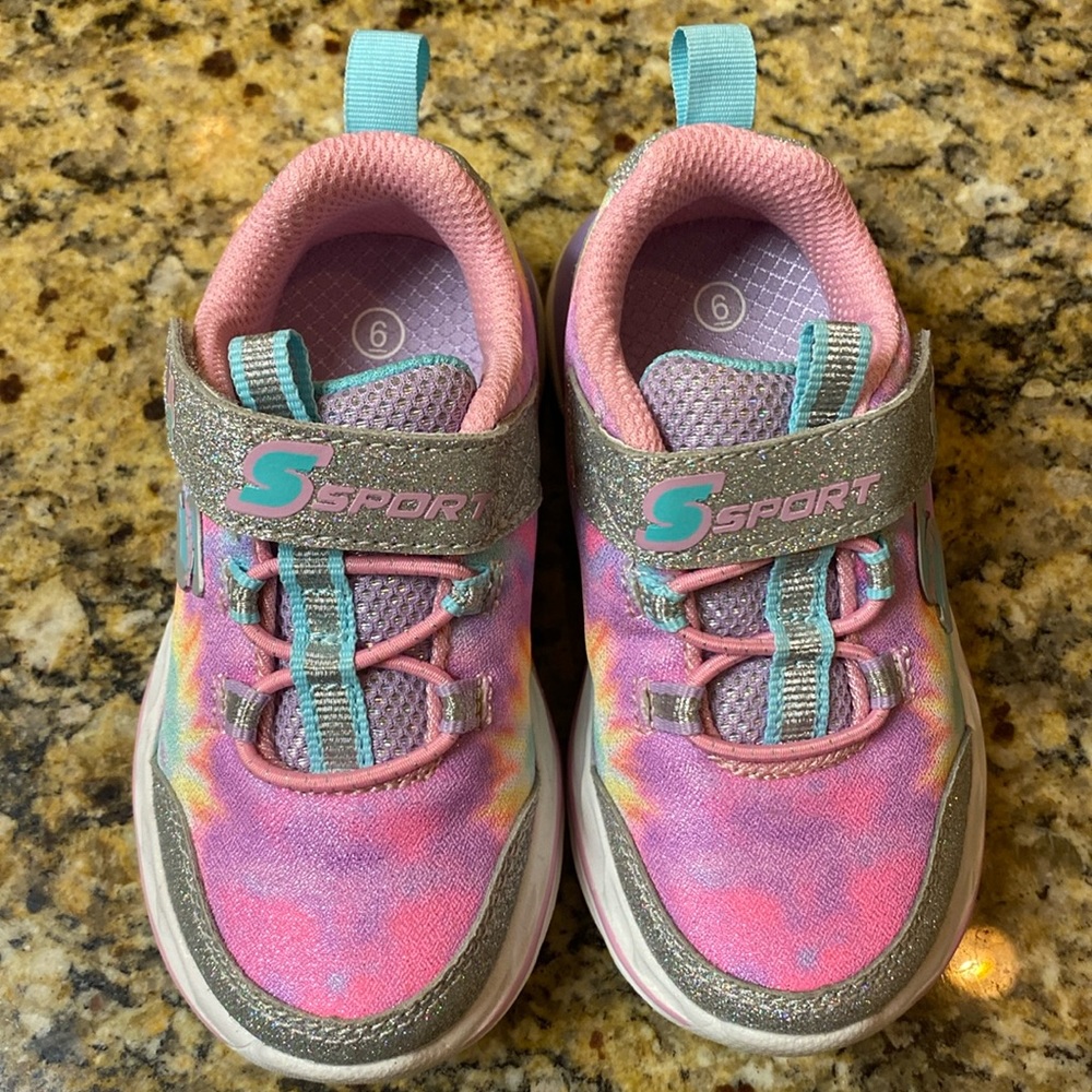 Skechers tennis shoes size 6T brand new